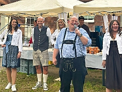 02 Weinf KG-RG Laar 2026-09-26 02  Tour am Samstag 26. September - Wir begannen die Tour mit dem Besuch beim Festakt zur Einweihung der „Anne Frank Gesamtschule*. Danach führte uns der Weg zum „4. Rot-Goldenem Weinfest“ der KG Rot-Gold in Laar. Der Abschluss war dann im Festzelt in Serm, „O´zapft is! beim Oktoberfest. : DVPJ, Toni I, Jules I., Prinz Karneval, Prinz, Prinzessin Aileen I., Hofmarschälle, Page, Pagen, Paginnen, HDK, Duisburg, Karneval, Helau, Tollität, Event, Session 2025, Session 2025, HDK Duisburg, Hauptausschuss, Hauptausschuss Karneval Duisburg, Duisburg ist echt