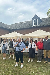 02 Weinf KG-RG Laar 2026-09-26 03  Tour am Samstag 26. September - Wir begannen die Tour mit dem Besuch beim Festakt zur Einweihung der „Anne Frank Gesamtschule*. Danach führte uns der Weg zum „4. Rot-Goldenem Weinfest“ der KG Rot-Gold in Laar. Der Abschluss war dann im Festzelt in Serm, „O´zapft is! beim Oktoberfest. : DVPJ, Toni I, Jules I., Prinz Karneval, Prinz, Prinzessin Aileen I., Hofmarschälle, Page, Pagen, Paginnen, HDK, Duisburg, Karneval, Helau, Tollität, Event, Session 2025, Session 2025, HDK Duisburg, Hauptausschuss, Hauptausschuss Karneval Duisburg, Duisburg ist echt
