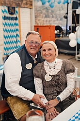 03 Oktoberfest Serm 2026-09-26 05  Tour am Samstag 26. September - Wir begannen die Tour mit dem Besuch beim Festakt zur Einweihung der „Anne Frank Gesamtschule*. Danach führte uns der Weg zum „4. Rot-Goldenem Weinfest“ der KG Rot-Gold in Laar. Der Abschluss war dann im Festzelt in Serm, „O´zapft is! beim Oktoberfest. : DVPJ, Toni I, Jules I., Prinz Karneval, Prinz, Prinzessin Aileen I., Hofmarschälle, Page, Pagen, Paginnen, HDK, Duisburg, Karneval, Helau, Tollität, Event, Session 2025, Session 2025, HDK Duisburg, Hauptausschuss, Hauptausschuss Karneval Duisburg, Duisburg ist echt