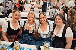 03 Oktoberfest Serm 2026-09-26 08  Tour am Samstag 26. September - Wir begannen die Tour mit dem Besuch beim Festakt zur Einweihung der „Anne Frank Gesamtschule*. Danach führte uns der Weg zum „4. Rot-Goldenem Weinfest“ der KG Rot-Gold in Laar. Der Abschluss war dann im Festzelt in Serm, „O´zapft is! beim Oktoberfest. : DVPJ, Toni I, Jules I., Prinz Karneval, Prinz, Prinzessin Aileen I., Hofmarschälle, Page, Pagen, Paginnen, HDK, Duisburg, Karneval, Helau, Tollität, Event, Session 2025, Session 2025, HDK Duisburg, Hauptausschuss, Hauptausschuss Karneval Duisburg, Duisburg ist echt