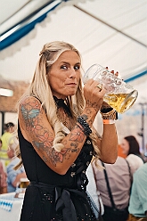 03 Oktoberfest Serm 2026-09-26 10  Tour am Samstag 26. September - Wir begannen die Tour mit dem Besuch beim Festakt zur Einweihung der „Anne Frank Gesamtschule*. Danach führte uns der Weg zum „4. Rot-Goldenem Weinfest“ der KG Rot-Gold in Laar. Der Abschluss war dann im Festzelt in Serm, „O´zapft is! beim Oktoberfest. : DVPJ, Toni I, Jules I., Prinz Karneval, Prinz, Prinzessin Aileen I., Hofmarschälle, Page, Pagen, Paginnen, HDK, Duisburg, Karneval, Helau, Tollität, Event, Session 2025, Session 2025, HDK Duisburg, Hauptausschuss, Hauptausschuss Karneval Duisburg, Duisburg ist echt