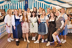 03 Oktoberfest Serm 2026-09-26 14  Tour am Samstag 26. September - Wir begannen die Tour mit dem Besuch beim Festakt zur Einweihung der „Anne Frank Gesamtschule*. Danach führte uns der Weg zum „4. Rot-Goldenem Weinfest“ der KG Rot-Gold in Laar. Der Abschluss war dann im Festzelt in Serm, „O´zapft is! beim Oktoberfest. : DVPJ, Toni I, Jules I., Prinz Karneval, Prinz, Prinzessin Aileen I., Hofmarschälle, Page, Pagen, Paginnen, HDK, Duisburg, Karneval, Helau, Tollität, Event, Session 2025, Session 2025, HDK Duisburg, Hauptausschuss, Hauptausschuss Karneval Duisburg, Duisburg ist echt