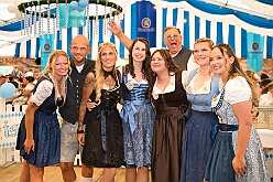 03 Oktoberfest Serm 2026-09-26 16  Tour am Samstag 26. September - Wir begannen die Tour mit dem Besuch beim Festakt zur Einweihung der „Anne Frank Gesamtschule*. Danach führte uns der Weg zum „4. Rot-Goldenem Weinfest“ der KG Rot-Gold in Laar. Der Abschluss war dann im Festzelt in Serm, „O´zapft is! beim Oktoberfest. : DVPJ, Toni I, Jules I., Prinz Karneval, Prinz, Prinzessin Aileen I., Hofmarschälle, Page, Pagen, Paginnen, HDK, Duisburg, Karneval, Helau, Tollität, Event, Session 2025, Session 2025, HDK Duisburg, Hauptausschuss, Hauptausschuss Karneval Duisburg, Duisburg ist echt