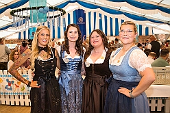 03 Oktoberfest Serm 2026-09-26 17  Tour am Samstag 26. September - Wir begannen die Tour mit dem Besuch beim Festakt zur Einweihung der „Anne Frank Gesamtschule*. Danach führte uns der Weg zum „4. Rot-Goldenem Weinfest“ der KG Rot-Gold in Laar. Der Abschluss war dann im Festzelt in Serm, „O´zapft is! beim Oktoberfest. : DVPJ, Toni I, Jules I., Prinz Karneval, Prinz, Prinzessin Aileen I., Hofmarschälle, Page, Pagen, Paginnen, HDK, Duisburg, Karneval, Helau, Tollität, Event, Session 2025, Session 2025, HDK Duisburg, Hauptausschuss, Hauptausschuss Karneval Duisburg, Duisburg ist echt
