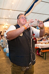 03 Oktoberfest Serm 2026-09-26 20  Tour am Samstag 26. September - Wir begannen die Tour mit dem Besuch beim Festakt zur Einweihung der „Anne Frank Gesamtschule*. Danach führte uns der Weg zum „4. Rot-Goldenem Weinfest“ der KG Rot-Gold in Laar. Der Abschluss war dann im Festzelt in Serm, „O´zapft is! beim Oktoberfest. : DVPJ, Toni I, Jules I., Prinz Karneval, Prinz, Prinzessin Aileen I., Hofmarschälle, Page, Pagen, Paginnen, HDK, Duisburg, Karneval, Helau, Tollität, Event, Session 2025, Session 2025, HDK Duisburg, Hauptausschuss, Hauptausschuss Karneval Duisburg, Duisburg ist echt