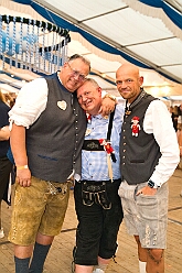 03 Oktoberfest Serm 2026-09-26 21  Tour am Samstag 26. September - Wir begannen die Tour mit dem Besuch beim Festakt zur Einweihung der „Anne Frank Gesamtschule*. Danach führte uns der Weg zum „4. Rot-Goldenem Weinfest“ der KG Rot-Gold in Laar. Der Abschluss war dann im Festzelt in Serm, „O´zapft is! beim Oktoberfest. : DVPJ, Toni I, Jules I., Prinz Karneval, Prinz, Prinzessin Aileen I., Hofmarschälle, Page, Pagen, Paginnen, HDK, Duisburg, Karneval, Helau, Tollität, Event, Session 2025, Session 2025, HDK Duisburg, Hauptausschuss, Hauptausschuss Karneval Duisburg, Duisburg ist echt