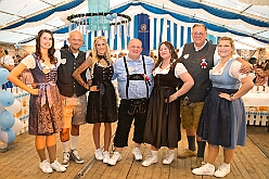 03 Oktoberfest Serm 2026-09-26 23  Tour am Samstag 26. September - Wir begannen die Tour mit dem Besuch beim Festakt zur Einweihung der „Anne Frank Gesamtschule*. Danach führte uns der Weg zum „4. Rot-Goldenem Weinfest“ der KG Rot-Gold in Laar. Der Abschluss war dann im Festzelt in Serm, „O´zapft is! beim Oktoberfest. : DVPJ, Toni I, Jules I., Prinz Karneval, Prinz, Prinzessin Aileen I., Hofmarschälle, Page, Pagen, Paginnen, HDK, Duisburg, Karneval, Helau, Tollität, Event, Session 2025, Session 2025, HDK Duisburg, Hauptausschuss, Hauptausschuss Karneval Duisburg, Duisburg ist echt