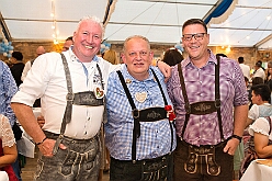 03 Oktoberfest Serm 2026-09-26 24  Tour am Samstag 26. September - Wir begannen die Tour mit dem Besuch beim Festakt zur Einweihung der „Anne Frank Gesamtschule*. Danach führte uns der Weg zum „4. Rot-Goldenem Weinfest“ der KG Rot-Gold in Laar. Der Abschluss war dann im Festzelt in Serm, „O´zapft is! beim Oktoberfest. : DVPJ, Toni I, Jules I., Prinz Karneval, Prinz, Prinzessin Aileen I., Hofmarschälle, Page, Pagen, Paginnen, HDK, Duisburg, Karneval, Helau, Tollität, Event, Session 2025, Session 2025, HDK Duisburg, Hauptausschuss, Hauptausschuss Karneval Duisburg, Duisburg ist echt