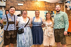 03 Oktoberfest Serm 2026-09-26 27  Tour am Samstag 26. September - Wir begannen die Tour mit dem Besuch beim Festakt zur Einweihung der „Anne Frank Gesamtschule*. Danach führte uns der Weg zum „4. Rot-Goldenem Weinfest“ der KG Rot-Gold in Laar. Der Abschluss war dann im Festzelt in Serm, „O´zapft is! beim Oktoberfest. : DVPJ, Toni I, Jules I., Prinz Karneval, Prinz, Prinzessin Aileen I., Hofmarschälle, Page, Pagen, Paginnen, HDK, Duisburg, Karneval, Helau, Tollität, Event, Session 2025, Session 2025, HDK Duisburg, Hauptausschuss, Hauptausschuss Karneval Duisburg, Duisburg ist echt