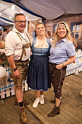03 Oktoberfest Serm 2026-09-26 28  Tour am Samstag 26. September - Wir begannen die Tour mit dem Besuch beim Festakt zur Einweihung der „Anne Frank Gesamtschule*. Danach führte uns der Weg zum „4. Rot-Goldenem Weinfest“ der KG Rot-Gold in Laar. Der Abschluss war dann im Festzelt in Serm, „O´zapft is! beim Oktoberfest. : DVPJ, Toni I, Jules I., Prinz Karneval, Prinz, Prinzessin Aileen I., Hofmarschälle, Page, Pagen, Paginnen, HDK, Duisburg, Karneval, Helau, Tollität, Event, Session 2025, Session 2025, HDK Duisburg, Hauptausschuss, Hauptausschuss Karneval Duisburg, Duisburg ist echt