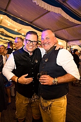03 Oktoberfest Serm 2026-09-26 30  Tour am Samstag 26. September - Wir begannen die Tour mit dem Besuch beim Festakt zur Einweihung der „Anne Frank Gesamtschule*. Danach führte uns der Weg zum „4. Rot-Goldenem Weinfest“ der KG Rot-Gold in Laar. Der Abschluss war dann im Festzelt in Serm, „O´zapft is! beim Oktoberfest. : DVPJ, Toni I, Jules I., Prinz Karneval, Prinz, Prinzessin Aileen I., Hofmarschälle, Page, Pagen, Paginnen, HDK, Duisburg, Karneval, Helau, Tollität, Event, Session 2025, Session 2025, HDK Duisburg, Hauptausschuss, Hauptausschuss Karneval Duisburg, Duisburg ist echt