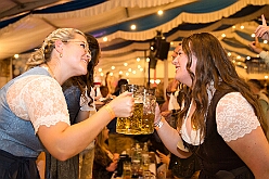 03 Oktoberfest Serm 2026-09-26 31  Tour am Samstag 26. September - Wir begannen die Tour mit dem Besuch beim Festakt zur Einweihung der „Anne Frank Gesamtschule*. Danach führte uns der Weg zum „4. Rot-Goldenem Weinfest“ der KG Rot-Gold in Laar. Der Abschluss war dann im Festzelt in Serm, „O´zapft is! beim Oktoberfest. : DVPJ, Toni I, Jules I., Prinz Karneval, Prinz, Prinzessin Aileen I., Hofmarschälle, Page, Pagen, Paginnen, HDK, Duisburg, Karneval, Helau, Tollität, Event, Session 2025, Session 2025, HDK Duisburg, Hauptausschuss, Hauptausschuss Karneval Duisburg, Duisburg ist echt