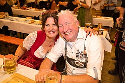03 Oktoberfest Serm 2026-09-26 32  Tour am Samstag 26. September - Wir begannen die Tour mit dem Besuch beim Festakt zur Einweihung der „Anne Frank Gesamtschule*. Danach führte uns der Weg zum „4. Rot-Goldenem Weinfest“ der KG Rot-Gold in Laar. Der Abschluss war dann im Festzelt in Serm, „O´zapft is! beim Oktoberfest. : DVPJ, Toni I, Jules I., Prinz Karneval, Prinz, Prinzessin Aileen I., Hofmarschälle, Page, Pagen, Paginnen, HDK, Duisburg, Karneval, Helau, Tollität, Event, Session 2025, Session 2025, HDK Duisburg, Hauptausschuss, Hauptausschuss Karneval Duisburg, Duisburg ist echt