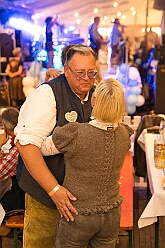 03 Oktoberfest Serm 2026-09-26 34  Tour am Samstag 26. September - Wir begannen die Tour mit dem Besuch beim Festakt zur Einweihung der „Anne Frank Gesamtschule*. Danach führte uns der Weg zum „4. Rot-Goldenem Weinfest“ der KG Rot-Gold in Laar. Der Abschluss war dann im Festzelt in Serm, „O´zapft is! beim Oktoberfest. : DVPJ, Toni I, Jules I., Prinz Karneval, Prinz, Prinzessin Aileen I., Hofmarschälle, Page, Pagen, Paginnen, HDK, Duisburg, Karneval, Helau, Tollität, Event, Session 2025, Session 2025, HDK Duisburg, Hauptausschuss, Hauptausschuss Karneval Duisburg, Duisburg ist echt