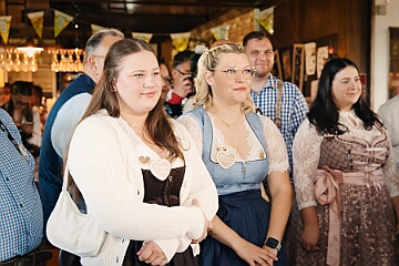 Wiesenfrueschoppen 2026- 10-04 05  „O´zapft is! im Königreich - Auch in diesem Jahr hatte die KG Königreich Duissern wieder zu ihrem traditionellen „Wies´n Frühschoppen“ in die Tennis-Gaststätte des DSC Preussen eingeladen. : DVPJ, Toni I, Jules I., Prinz Karneval, Prinz, Prinzessin Aileen I., Hofmarschälle, Page, Pagen, Paginnen, HDK, Duisburg, Karneval, Helau, Tollität, Event, Session 2025, Session 2025, HDK Duisburg, Hauptausschuss, Hauptausschuss Karneval Duisburg, Duisburg ist echt